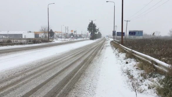 Αντιμετώπιση πάγου: Εναλλακτικές λύσεις που δεν προκαλούν φθορές στο τσιμέντο
